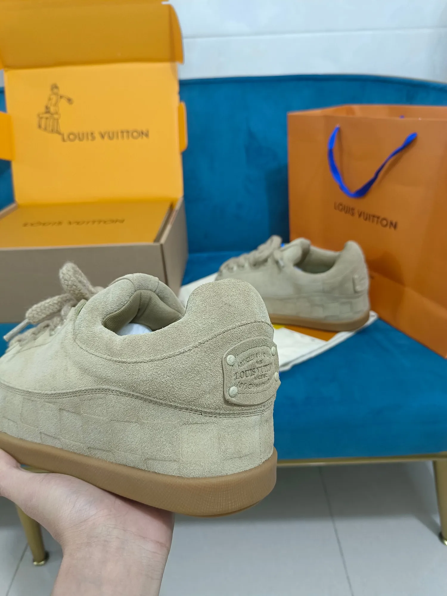 👟👟Ex-factory price 640👟👟 LV YETI slip-on shoes, based on suede cow leather, partially embossed with Nigo's reinterpretation of LV Damier pattern, cleverly echoing the Chinese tradition of taking off shoes when entering the house, and the "small feet" aesthetic is integrated into Chinese street genes. The palm-printed rubber outsole hides the LV letters and Monogram flowers. The exquisite craftsmanship made in Italy shows the brand's heritage in a comfortable slip-on style. The reservation mode adds a unique style, it is traditional and trendy, and it is suitable for couples aged 35-45.